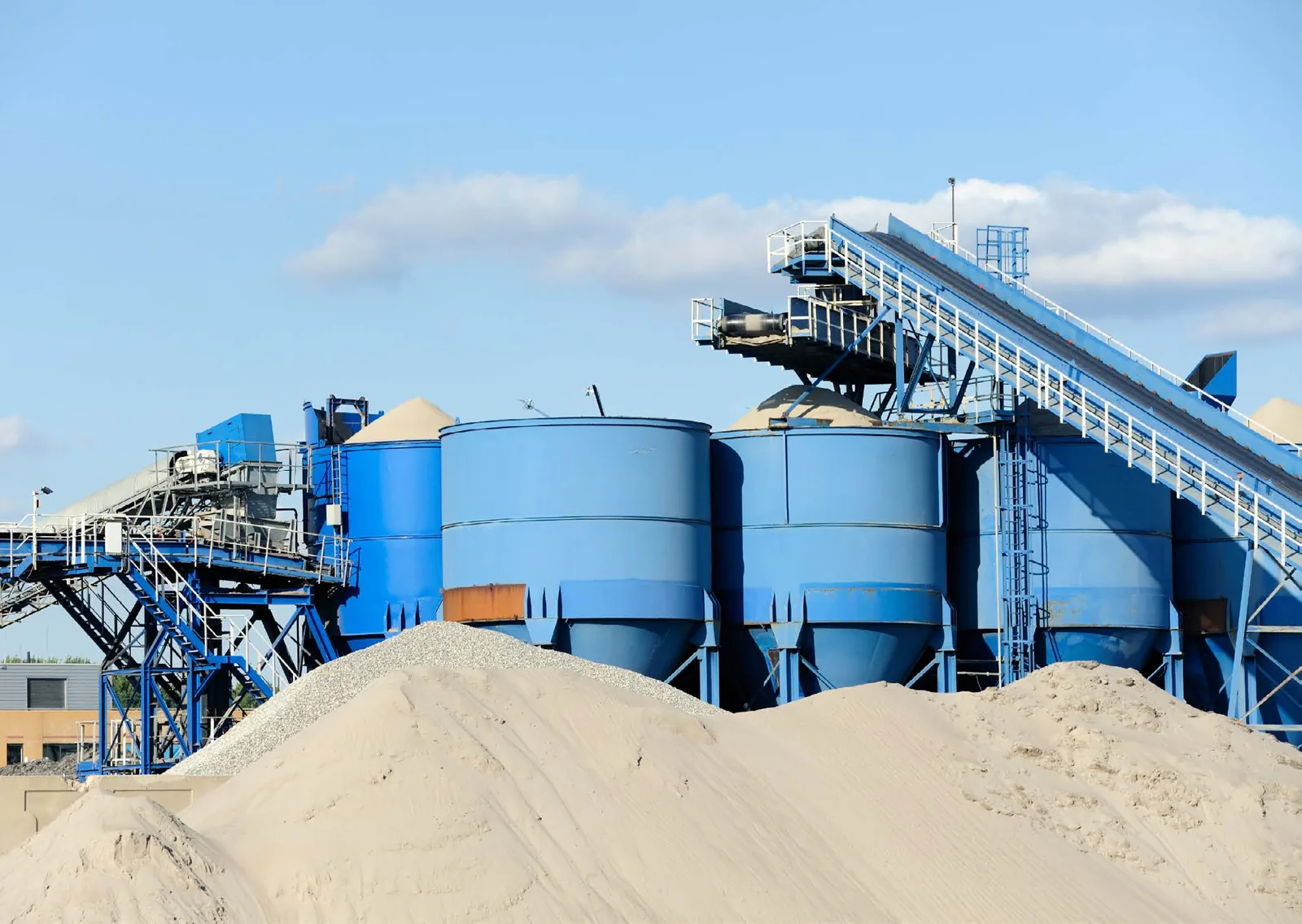Batching plant silos with networked moisture probes