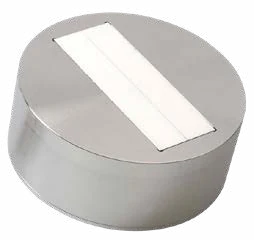 The measuring conductor sits between two ceramic plates, in direct contact with the material